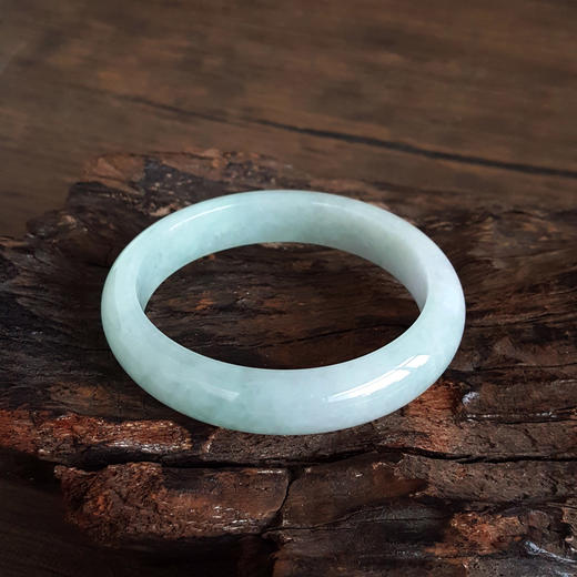 【天然正品】A货翡翠天然细腻青白渐变糯种55号贵妃翡翠手镯  021225NJM37特价：880 商品图5