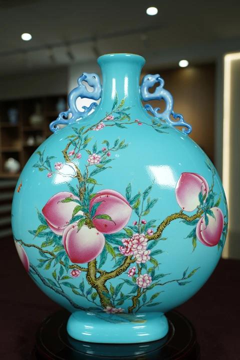 粉彩五福寿桃抱月瓶 商品图0