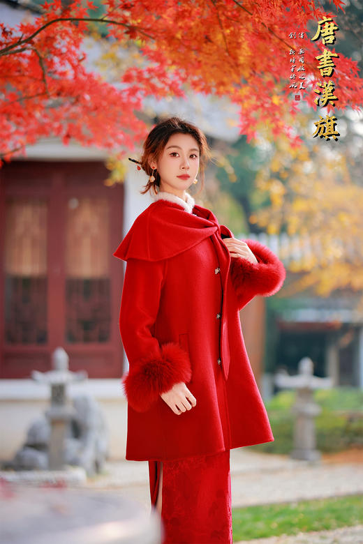 【新年红大运（澳洲羊毛）】新中式国风造型，可拆卸飘带蝴蝶结领设计，单排金属金扣点缀，正红色调衬肤显白，中长款H型廓形包容各种身形。甄选羊毛面料，柔软垂坠且保暖性强 商品图3