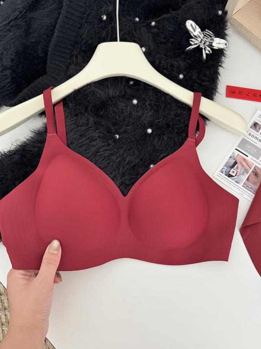 🥰小胸聚拢，大胸显小【MUBENMI木本木米新年基础无痕款】🎽一体成型杯罩，无骨贴合，不卷边不勒肉，轻盈如云感包裹👏多孔透气材质，循环排湿，不闷不燥，温柔呵护肌肤😎！ 商品图2