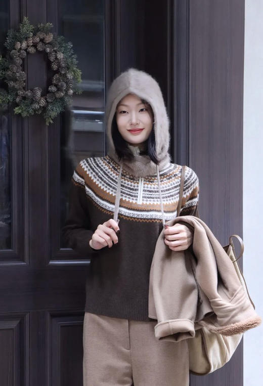 费尔岛套头针织衫 羊毛费尔岛半高领款毛衣 穿搭的层次感 半高领通勤模式 自由调节领口开合度 罗纹收边细节 羊毛面料 轻盈柔软 商品图2