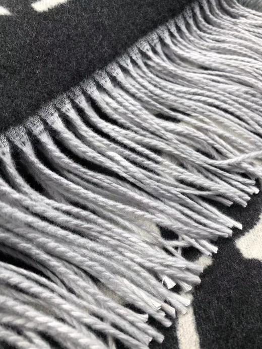 D121666围巾披肩两用字母满印流苏双面围巾 商品图8