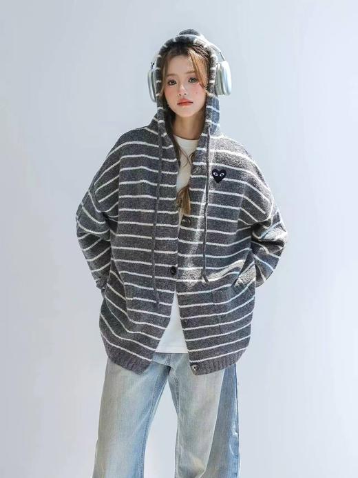 D121638条纹连帽针织开衫女士连帽设计单排黑扣开合毛衣 商品图4