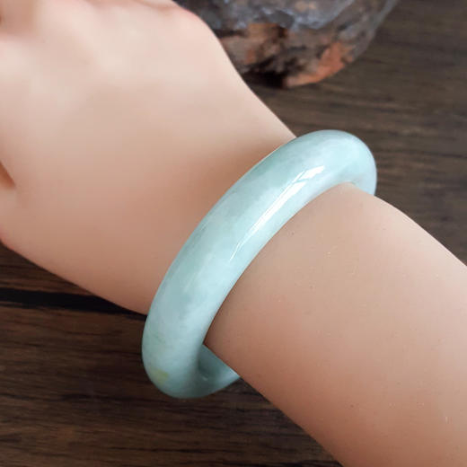 【天然正品】A货翡翠天然正桩细腻糯种浅绿色56号翡翠手镯  021225NJM35特价：520 商品图6