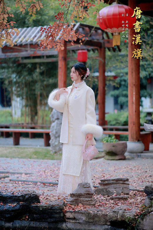 【素白兰烟（澳洲超细羊毛）】新中式立领盘扣造型，衣身缀有精致刺绣图案，袖口拼接蓬松毛绒，宽松廓形包容各种身形，米白色调温柔雅致，尽显东方古典韵味。 商品图7