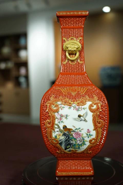 雕刻四方开光花鸟狮耳衔环瓶 商品图0