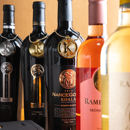 热卖中！！【澳洲进口】考拉珍藏礼盒（拉摩图堡·10°珍藏莫斯卡托桃红+拉摩图堡·考拉珍藏霞多丽干白+南斯·歌达®考拉珍藏西拉干红+佳歌·图昂®考拉金樽干红+佳歌·图昂®考拉银樽干红） 商品图5