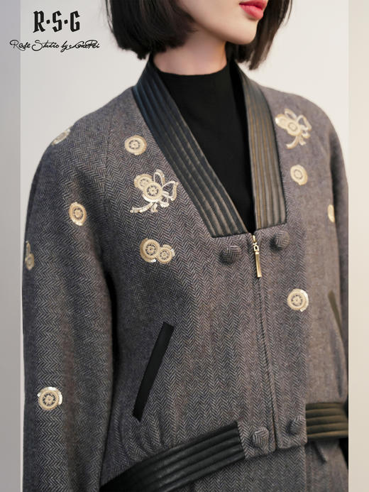 郭培成衣RSG「棕灰调织纹」毛呢拼皮铜钱刺绣套装2025秋冬新品 商品图1