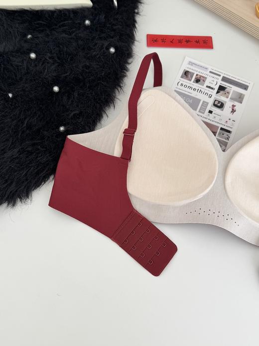 🥰小胸聚拢，大胸显小【MUBENMI木本木米新年基础无痕款】🎽一体成型杯罩，无骨贴合，不卷边不勒肉，轻盈如云感包裹👏多孔透气材质，循环排湿，不闷不燥，温柔呵护肌肤😎！ 商品图3