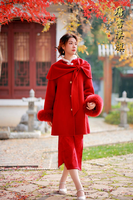 【新年红大运（澳洲羊毛）】新中式国风造型，可拆卸飘带蝴蝶结领设计，单排金属金扣点缀，正红色调衬肤显白，中长款H型廓形包容各种身形。甄选羊毛面料，柔软垂坠且保暖性强 商品图2