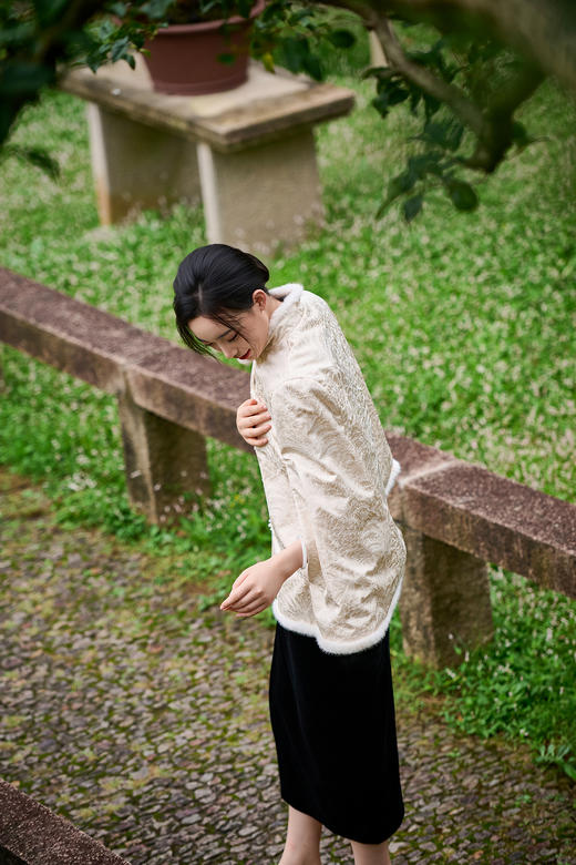 【国风发热披肩 】MERF云裳如意发热披肩MF-2503 斗篷版型 肌理提花面料 毛边仿兔毛材质 配如意扣设计 开口袖型 后四区位发热 三档调温 商品图4