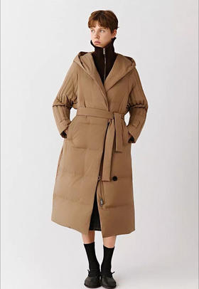 系腰带连帽百搭款长款羽绒服 精纺羊毛混纺面料 触感细腻 富有弹性 轻微拒水 袖子部分竖细条绗线设计 更有纤细感 斜门襟连帽设计 实用不乏美观