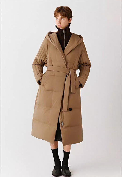 系腰带连帽百搭款长款羽绒服 精纺羊毛混纺面料 触感细腻 富有弹性 轻微拒水 袖子部分竖细条绗线设计 更有纤细感 斜门襟连帽设计 实用不乏美观 商品图0