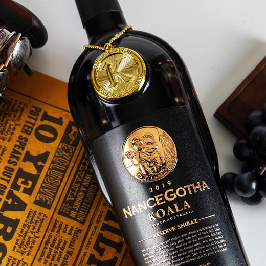 热卖中！！【澳洲进口】考拉珍藏礼盒（拉摩图堡·10°珍藏莫斯卡托桃红+拉摩图堡·考拉珍藏霞多丽干白+南斯·歌达®考拉珍藏西拉干红+佳歌·图昂®考拉金樽干红+佳歌·图昂®考拉银樽干红） 商品图3