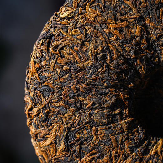 【继04年土鸡孔雀又一代绝唱】2016年经典班章土鸡孔雀熟茶饼；原版原味！土鸡配方标准共同制定者手作；9年陈老熟茶；经典本味；357g/饼，前10名茶友抢拍7发8的机制 商品图2