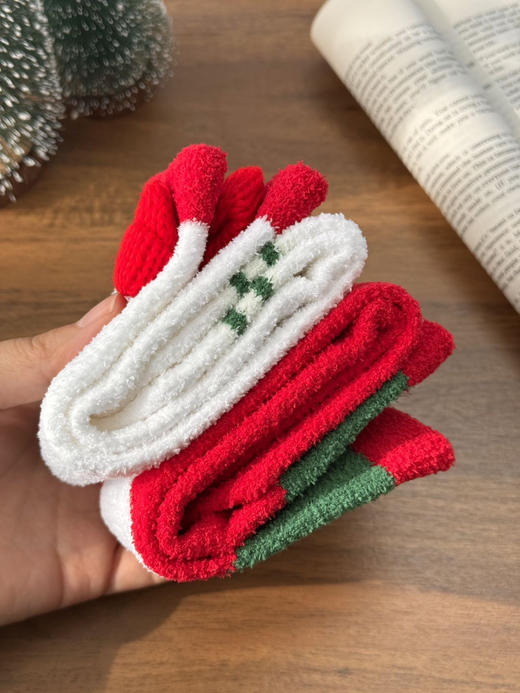 圣诞节的仪式感🎄【柠檬舒品·珊瑚绒圣诞袜】仅需💰9.9元2双❗珊瑚绒面料，立体小造型，满满的节日氛围感 商品图4