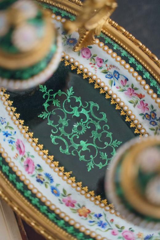 独角鹿西洋古董19世纪法国著名工坊TAHAN PARIS签名出品卷叶纹铜鎏金精雕装饰珠边布雷松珐琅及花卉主题瓷面彩绘墨水台套件 商品图7