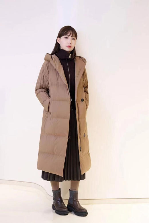 系腰带连帽百搭款长款羽绒服 精纺羊毛混纺面料 触感细腻 富有弹性 轻微拒水 袖子部分竖细条绗线设计 更有纤细感 斜门襟连帽设计 实用不乏美观 商品图6
