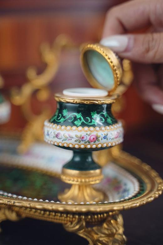 独角鹿西洋古董19世纪法国著名工坊TAHAN PARIS签名出品卷叶纹铜鎏金精雕装饰珠边布雷松珐琅及花卉主题瓷面彩绘墨水台套件 商品图5