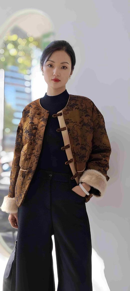 545227新中式圆领袖口水貂鹅绒服 商品图3