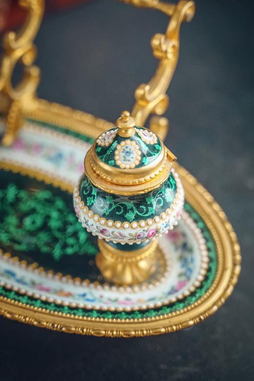 独角鹿西洋古董19世纪法国著名工坊TAHAN PARIS签名出品卷叶纹铜鎏金精雕装饰珠边布雷松珐琅及花卉主题瓷面彩绘墨水台套件 商品图6