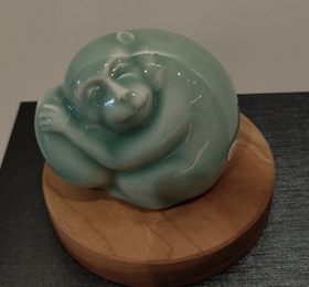 弟窑尚粉十二生肖榉木底茶宠-猴