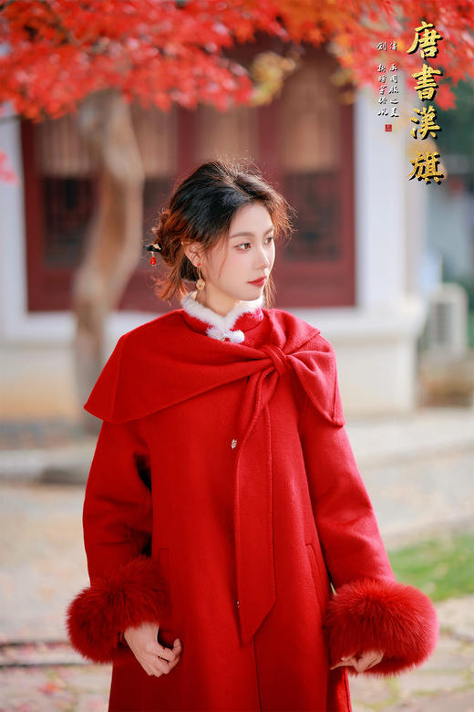 【新年红大运（澳洲羊毛）】新中式国风造型，可拆卸飘带蝴蝶结领设计，单排金属金扣点缀，正红色调衬肤显白，中长款H型廓形包容各种身形。甄选羊毛面料，柔软垂坠且保暖性强 商品图5