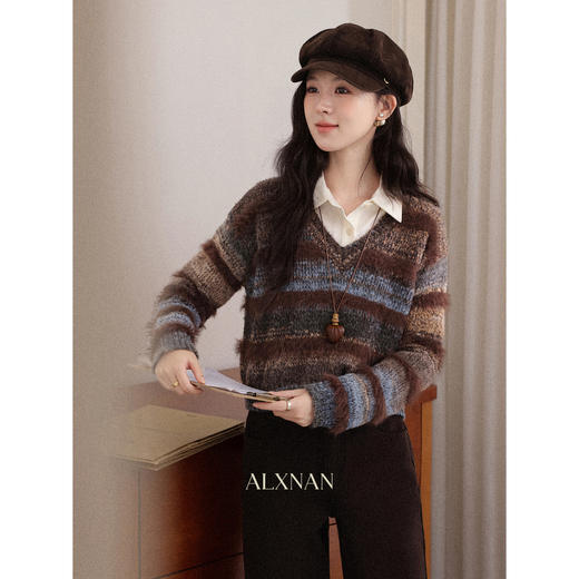 鹿向南「温盏曲调」复古咖色V领长袖毛衣女秋冬小众设计感针织衫 商品图1