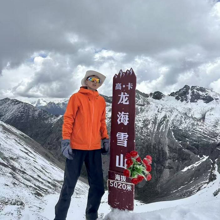 四川｜阿坝龙海雪山攀登2天1晚，成都往返四川阿坝小金县的高卡村，藏着一座几乎没被打扰过的绝美雪山，穿越林海走进云雾，看云海在脚下翻涌，金光酒落在雪山之巅，仿佛误入人间秘境！