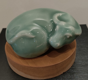 弟窑尚粉十二生肖榉木底茶宠-牛