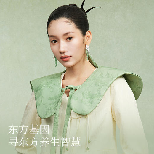 【优选好物丨左点养生娘娘艾草加热披肩故宫联名款】 新式温灸肩颈背，面料丝滑透气不闷，网状透明内胆，草本真实可见，发热快速，多重调温，适应不同人群，可拆卸水洗 商品图1