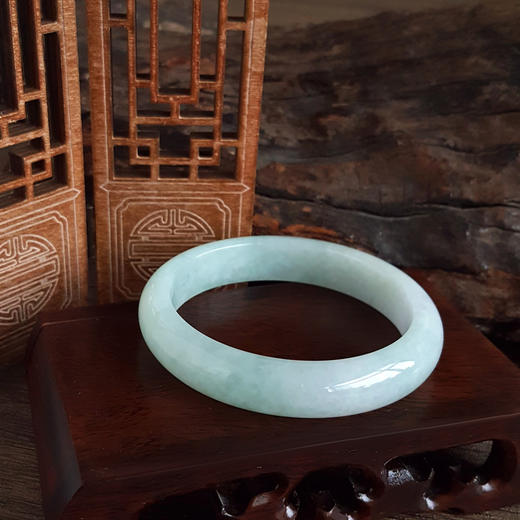 【天然正品】A货翡翠天然细腻青白渐变糯种55号贵妃翡翠手镯  021225NJM37特价：880 商品图3