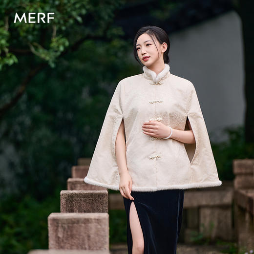 【国风发热披肩 】MERF云裳如意发热披肩MF-2503 斗篷版型 肌理提花面料 毛边仿兔毛材质 配如意扣设计 开口袖型 后四区位发热 三档调温 商品图0