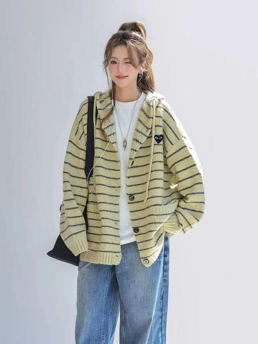D121638条纹连帽针织开衫女士连帽设计单排黑扣开合毛衣 商品图3