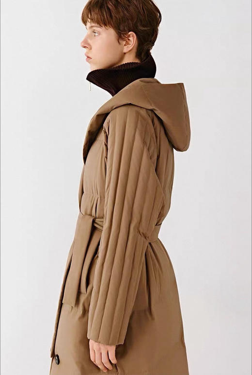 系腰带连帽百搭款长款羽绒服 精纺羊毛混纺面料 触感细腻 富有弹性 轻微拒水 袖子部分竖细条绗线设计 更有纤细感 斜门襟连帽设计 实用不乏美观 商品图3