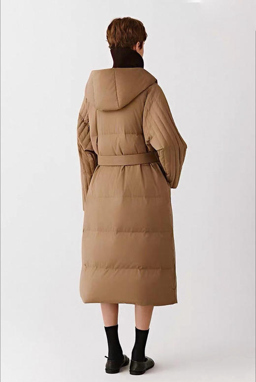 系腰带连帽百搭款长款羽绒服 精纺羊毛混纺面料 触感细腻 富有弹性 轻微拒水 袖子部分竖细条绗线设计 更有纤细感 斜门襟连帽设计 实用不乏美观 商品图2