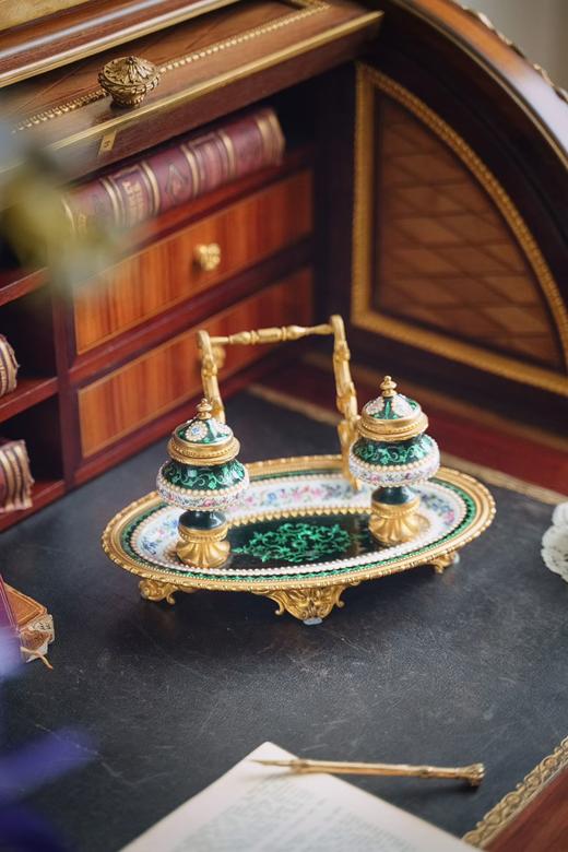 独角鹿西洋古董19世纪法国著名工坊TAHAN PARIS签名出品卷叶纹铜鎏金精雕装饰珠边布雷松珐琅及花卉主题瓷面彩绘墨水台套件 商品图1