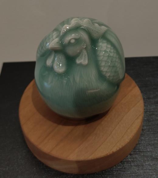 弟窑尚粉十二生肖榉木底茶宠-鸡 商品图0