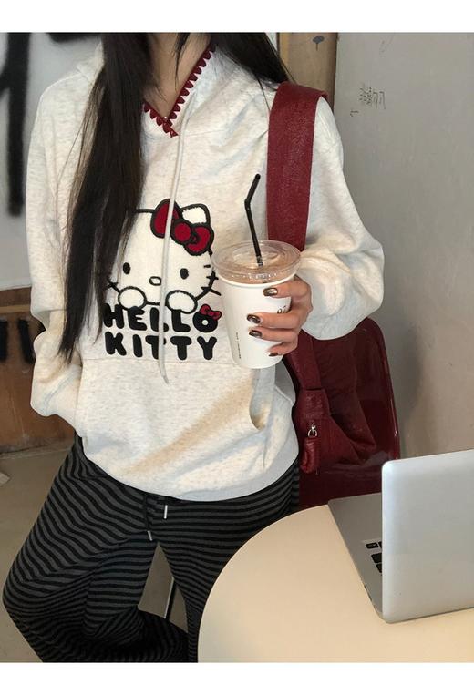 一店k （联名款！代构同渠道！）谁能拒绝 Hello Kitty 的暴击啊！上身少女感都要溢出屏幕了～450g加绒面料！手工红线钩边！日岛绣机原版毛巾绣刺绣🪡工艺！秋冬连帽加绒卫衣 商品图9