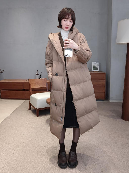 系腰带连帽百搭款长款羽绒服 精纺羊毛混纺面料 触感细腻 富有弹性 轻微拒水 袖子部分竖细条绗线设计 更有纤细感 斜门襟连帽设计 实用不乏美观 商品图4