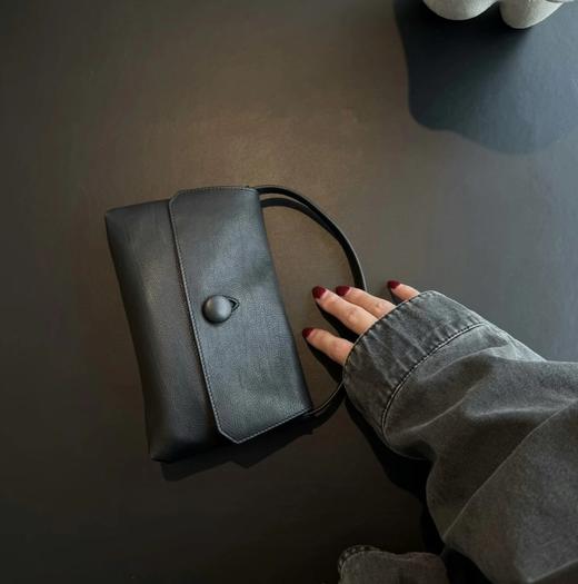 福利重磅   Row新款！Sally迷你手提信封包  糯叽叽手拿包 意大利进口胎牛皮 商品图0