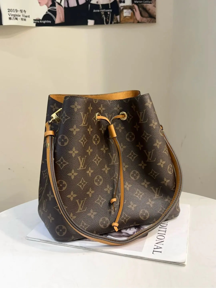 LV 老花 卡其色 中号 水桶  单肩包