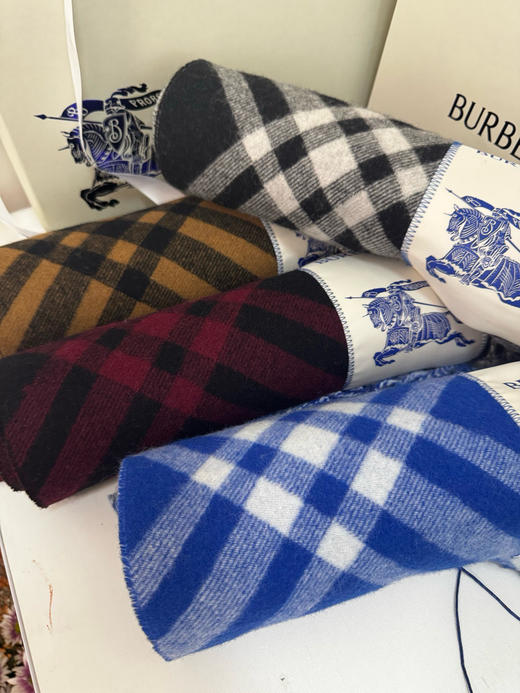 巴宝莉 新款苏格兰格纹羊绒围巾（DSX） 商品图1