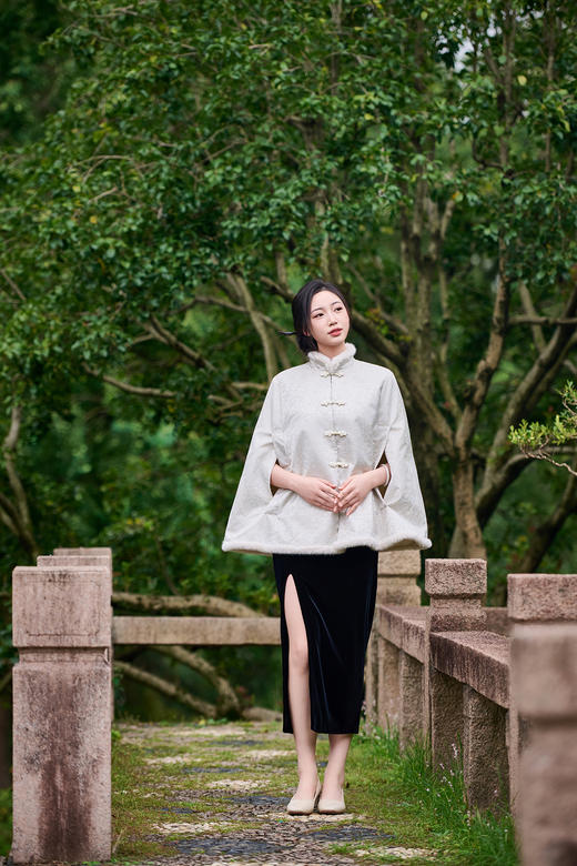 【国风发热披肩 】MERF云裳如意发热披肩MF-2503 斗篷版型 肌理提花面料 毛边仿兔毛材质 配如意扣设计 开口袖型 后四区位发热 三档调温 商品图3