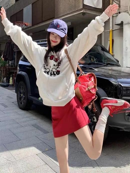 一店k （联名款！代构同渠道！）谁能拒绝 Hello Kitty 的暴击啊！上身少女感都要溢出屏幕了～450g加绒面料！手工红线钩边！日岛绣机原版毛巾绣刺绣🪡工艺！秋冬连帽加绒卫衣 商品图2