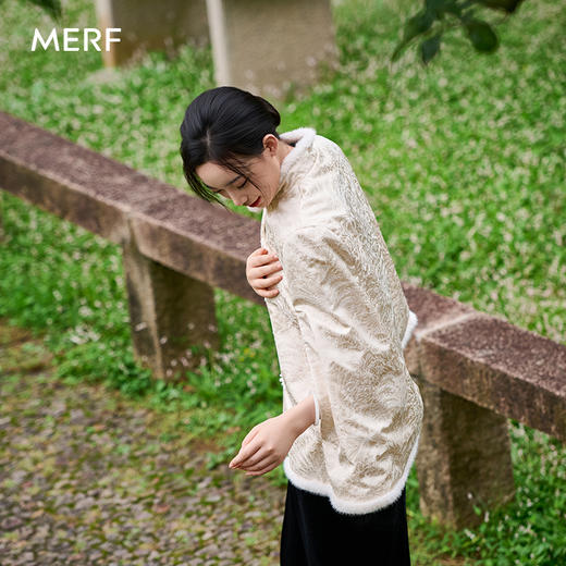 【国风发热披肩 】MERF云裳如意发热披肩MF-2503 斗篷版型 肌理提花面料 毛边仿兔毛材质 配如意扣设计 开口袖型 后四区位发热 三档调温 商品图7