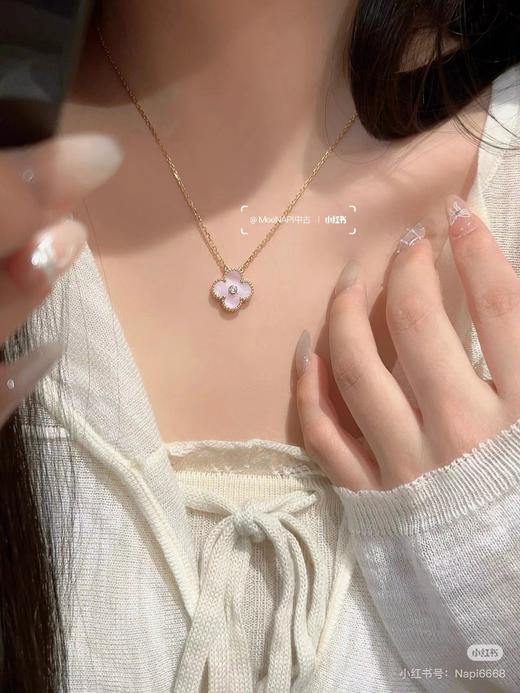 D121646新款2025圣诞四叶草天然粉色贝母项链 商品图0