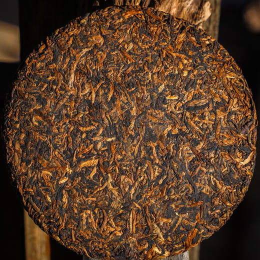 【继04年土鸡孔雀又一代绝唱】2016年经典班章土鸡孔雀熟茶饼；原版原味！土鸡配方标准共同制定者手作；9年陈老熟茶；经典本味；357g/饼，前10名茶友抢拍7发8的机制 商品图1