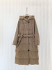 系腰带连帽百搭款长款羽绒服 精纺羊毛混纺面料 触感细腻 富有弹性 轻微拒水 袖子部分竖细条绗线设计 更有纤细感 斜门襟连帽设计 实用不乏美观 商品缩略图8