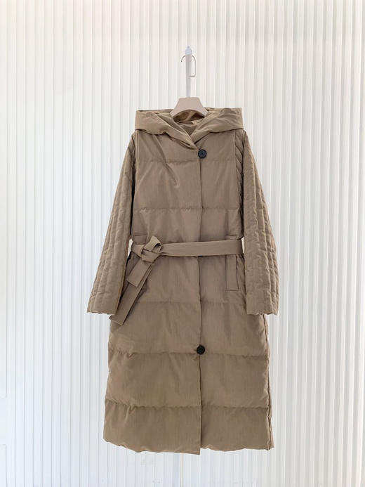 系腰带连帽百搭款长款羽绒服 精纺羊毛混纺面料 触感细腻 富有弹性 轻微拒水 袖子部分竖细条绗线设计 更有纤细感 斜门襟连帽设计 实用不乏美观 商品图8